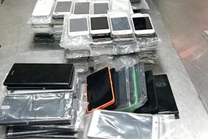 Một lô hàng ĐTDĐ iPhone buôn lậu bị lực lượng chức năng thu giữ. Ảnh minh họa