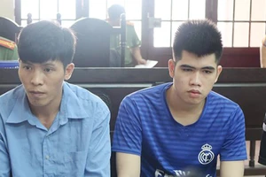 Hai bị cáo Tuấn (trái) và Hiền tại phiên tòa