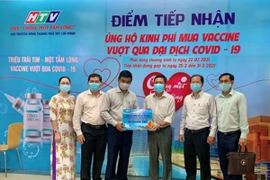 Trao tiền ủng hộ kinh phí mua vaccine Covid-19