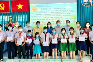 Tặng quà học sinh mồ côi vì Covid-19