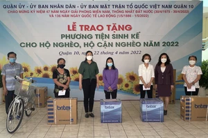 Trao phương tiện sinh kế cho hộ nghèo, cận nghèo