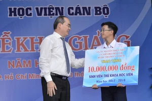 Bí thư Thành ủy TPHCM Nguyễn Thiện Nhân trao học bổng cho thủ khoa của Học viện Cán bộ TPHCM. Ảnh VIỆT DŨNG