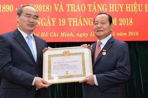 Bí thư Thành ủy TPHCM Nguyễn Thiện Nhân trao huy hiệu 50 năm tuổi Đảng cho đồng chí Lê Thanh Hải. Ảnh: VIỆT DŨNG