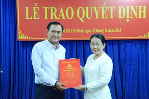 Phó Bí thư Thành ủy Võ Thị Dung trao quyết định cho ôngTrần Trường Sơn. Ảnh: KIỀU PHONG