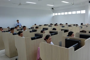 Các thí sinh làm bài dự thi kỳ thi tuyển công chức TPHCM năm 2019. Ảnh: KIỀU PHONG