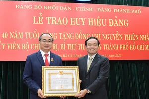 Bí thư Thành ủy TPHCM Nguyễn Thiện Nhân nhận Huy hiệu 40 năm tuổi Đảng