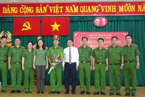 Bí thư Quận ủy Thủ Đức Nguyễn Mạnh Cường chúc mừng đồng chí Đỗ Thanh Sơn (sinh năm 1995) được kết nạp tại chi bộ Đội CS PCCC& và CNCH thuộc Đảng bộ Công quận Thủ Đức. Ảnh: CTV