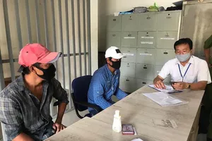 Công an phường Tam Bình (quận Thủ Đức) phạt 2 trường hợp không chấp hành đeo khẩu trang