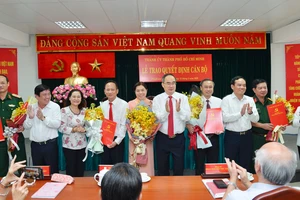 Bí thư Thành ủy TPHCM Nguyễn Thiện Nhân cùng các đồng chí lãnh đạo TP chúc mừng các đồng chí nhận quyết định. Ảnh: Việt Dũng