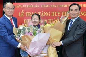 Bí thư Thành ủy TPHCM Nguyễn Thiện Nhân và Phó Bí thư Thường trực Thành ủy Trần Lưu Quang trao Huy hiệu 40 năm tuổi Đảng cho Phó Bí thư Thành ủy TPHCM Võ Thị Dung. Ảnh: VIỆT DŨNG