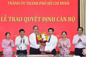 Bí thư Thành ủy TPHCM Nguyễn Thiện Nhân cùng các đồng chí lãnh đạo TP chúc mừng đồng chí Dương Ngọc Hải. Ảnh:VIỆT DŨNG