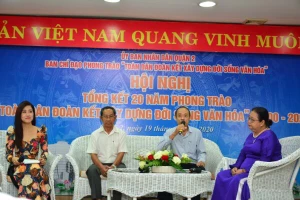 Các điển hình trong thực hiện phong trào “Toàn dân đoàn kết xây dựng đời sống văn hóa” ở quận 2 đang giao lưu. Ảnh: K.P 