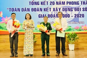 Phó Chủ tịch UBND quận 7 Bùi Thị Ngọc Hiếu (thứ 2, từ trái sang), tặng hoa cho đại diện các đơn vị có thành tích tốt trong thực hiện phong trào “toàn dân đoàn kết xây dựng đời sống văn hóa”. Ảnh: HOÀNG MINH