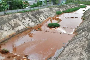 Kênh Ba Bò qua TPHCM đoạn giáp tỉnh Bình Dương ô nhiễm nặng do chất thải của các nhà máy, xí nghiệp thải ra. Ảnh: CAO THĂNG