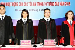 Từ trái sang: Trang phục thẩm phán sơ cấp, thẩm phán trung cấp, thẩm phán cao cấp, thẩm phán TAND Tối cao