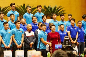 Chủ tịch Quốc hội Nguyễn Thị Kim Ngân chụp ảnh lưu niệm cùng các tuyển thủ U23 Việt Nam tại Hội trường Diên Hồng, Nhà Quốc hội