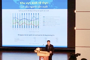 PGS.TS Tô Trung Thành trình bày báo cáo nghiên cứu tại hội thảo