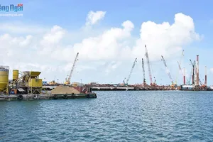 Siêu dự án nhà máy thép Hòa Phát Dung Quất - Quảng Ngãi cũng phát sinh lượng vật chất rất lớn phải nhận chìm. Ảnh: Báo Quảng Ngãi 