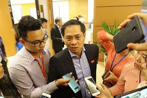 Thứ trưởng Bộ Ngoại giao Bùi Thanh Sơn trả lời phỏng vấn bên lề kỳ họp Quốc hội sáng 8-11