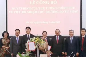 Phó Thủ tướng Thường trực Chính phủ Trương Hoà Bình tặng hoa chúc mừng hai thứ trưởng mới được bổ nhiệm