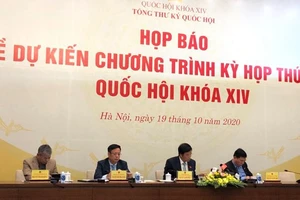 Đoàn chủ tọa cuộc họp báo