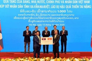 Lễ trao tượng trưng 1.000 tấn gạo của Đảng, Nhà nước, Chính phủ và nhân dân Việt Nam hỗ trợ nhân dân Lào. Ảnh: QUANG PHÚC 