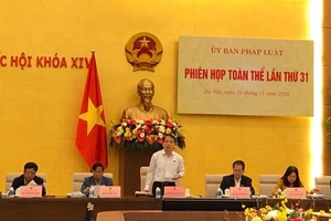 Toàn cảnh phiên họp toàn thể của Ủy ban Pháp luật của Quốc hội sáng 14-11. Ảnh: QUANG PHÚC