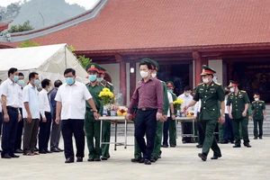 Bộ trưởng Bộ Kế hoạch và Đầu tư Nguyễn Chí Dũng cùng đồng chí Đặng Quốc Khánh, Bí thư Tỉnh ủy Hà Giang tiễn đưa linh cữu các anh hùng liệt sĩ về nơi yên nghỉ cuối cùng ​