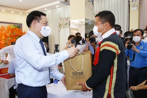 Chủ tịch Quốc hội Vương Đình Huệ trao quà tặng người lao động gặp khó khăn do tác động bởi đại dịch Covid-19