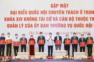  Chủ tịch Quốc hội Vương Đình Huệ trao Nghị quyết và quà tặng cho các đại biểu Quốc hội chuyên trách ở Trung ương Khóa XIV không tái cử và cán bộ thuộc thẩm quyền quản lý của Ủy ban Thường vụ Quốc hội