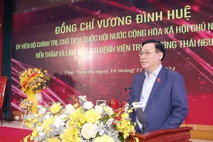 Chủ tịch Quốc hội Vương Đình Huệ phát biểu với tập thể cán bộ, nhân viên Bệnh viện Trung ương Thái Nguyên