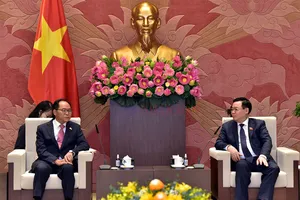 Chủ tịch Quốc hội Vương Đình Huệ trao đổi với Đại sứ Hàn Quốc tại Việt Nam Park Noh Wan. Ảnh: VIẾT CHUNG