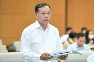 Phó Chánh án Thường trực Tòa án nhân dân tối cao Nguyễn Trí Tuệ trình bày Tờ trình tại phiên họp