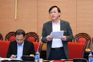 Phó Chủ nhiệm Ủy ban Văn hóa, Giáo dục Phan Viết Lượng báo cáo tại phiên họp