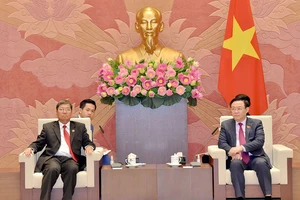 Chủ tịch Quốc hội Vương Đình Huệ tiếp Phó Chủ tịch Quốc hội Lào Khambay Damlath
