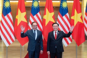 Chủ tịch Quốc hội Vương Đình Huệ và Thủ tướng Malaysia Anwar Ibrahim tại Nhà Quốc hội. Ảnh: VIẾT CHUNG 