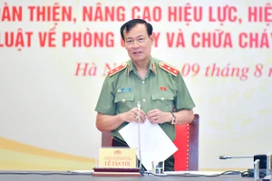 Chủ nhiệm Ủy ban Quốc phòng và An ninh Lê Tấn Tới - Trưởng Đoàn giám sát chủ trì phiên họp