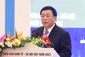  Ông Nguyễn Xuân Thắng, Giám đốc Học viện Chính trị quốc gia Hồ Chí Minh, Chủ tịch Hội đồng Lý luận Trung ương phát biểu tại Diễn đàn. Ảnh: QUANG PHÚC 