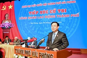 Chủ tịch Quốc hội Vương Đình Huệ phát biểu tại cuộc tiếp xúc với cử tri thành phố Hải Phòng. Ảnh: VIẾT CHUNG