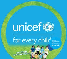 UNICEF cho biết sẽ tiếp tục cung cấp viên lọc nước, bồn chứa nước, bộ lọc gốm, dung dịch rửa tay khô và xà phòng... cho đồng bào bị thiên tai tại Việt Nam 