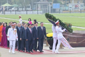 Lãnh đạo Đảng, Nhà nước cùng các đại biểu Quốc hội đặt vòng hoa và vào Lăng viếng Chủ tịch Hồ Chí Minh