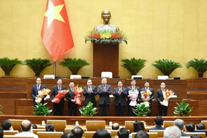 Tổng Bí thư Tô Lâm, Thủ tướng Phạm Minh Chính và Chủ tịch Quốc hội Trần Thanh Mẫn tặng hoa, chúc mừng các đồng chí nhận nhiệm vụ mới, chiều 28-11. Ảnh: QUANG PHÚC