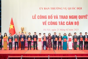 Phó Chủ tịch Quốc hội Nguyễn Thị Thanh trao Nghị quyết của Ủy ban Thường vụ Quốc hội về công tác cán bộ