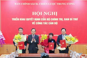 Trưởng Ban Chính sách, chiến lược Trung ương Trần Lưu Quang tặng hoa chúc mừng 3 tân Phó trưởng ban 