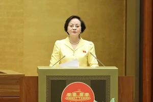 Bộ trưởng Bộ Nội vụ Phạm Thị Thanh Trà trình bày tờ trình dự án Luật Tổ chức chính quyền địa phương (sửa đổi), sáng 7-5. Ảnh: QUANG PHÚC
