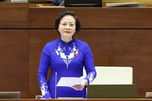 Bộ trưởng Bộ Nội vụ Phạm Thị Thanh Trà phát biểu giải trình, làm rõ một số vấn đề đại biểu Quốc hội nêu, sáng 14-5. Ảnh: QUANG PHÚC