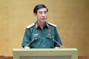 Bộ trưởng Bộ Quốc phòng Phan Văn Giang trình bày tờ trình về dự án Luật Tình trạng khẩn cấp. Ảnh: QUANG PHÚC 