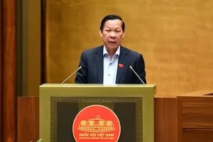 Chủ nhiệm Ủy ban Kinh tế và Tài chính Phan Văn Mãi báo cáo trước khi Quốc hội biểu quyết thông qua dự thảo luật