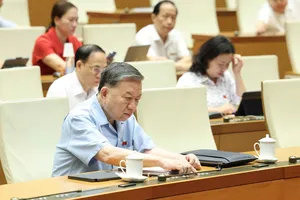 Tổng Bí thư Tô Lâm và các đại biểu Quốc hội bấm nút biểu quyết thông qua các luật, sáng 14-6. Ảnh: QUANG PHÚC