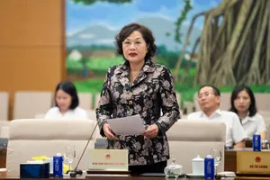 Thống đốc Ngân hàng Nhà nước Nguyễn Thị Hồng trình bày tờ trình tại phiên họp